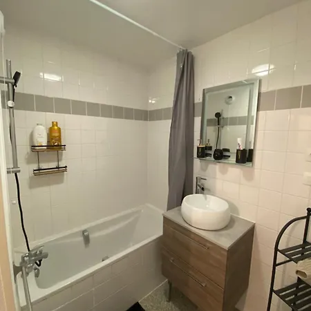 Spacieux - 10' Gare Appartement